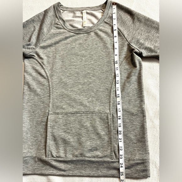 Fabletics Women’s Gray Pullover Long Sleeve Top w Front Pocket Size XS - Picture 8 of 11